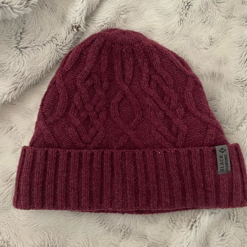 Black Diamond Hat beanie cable knit NWOT maroon one size unisex dark wild rose - Picture 1 of 2